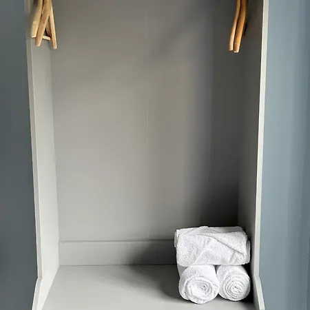 & Ξενοδοχείο *